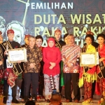 Gubernur Khofifah saat foto bersama pada acara Grand Final Pemilihan Raka-Raki di Pendopo Agung Candra Wilwatikta, Pandaan, Pasuruan.
