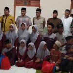 Wakil Ketua Komisi I DPRD Kabupaten Kediri, Lutfi Mahmudiono (belakang tiga dari kiri), bersama anak yatim piatu di Desa Wates. Foto: Ist