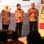 Uji coba Anjungan Dukcapil Mandiri (ADM) saat Rapat Koordinasi Pemerintahan Provinsi Jawa Timur Tahun 2020.