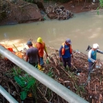 Petugas Gabungan saat membersihkan sampah di bawah jembatan. Foto: Ist