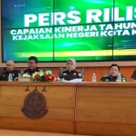 Kajari Kota Kediri, Andi Mirnawaty, dan jajaran, saat menggelar konferensi pers. Foto: Ist