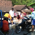 BPBD Tuban saat dropping air bersih di Desa Gesing, Kecamatan Semanding.