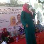 Khofifah Indar Parawansa saat memberi sambutan dihadapan ribuan muslimat di Yayasan Masjid Islamic Centre di Dusun Selotopeng Desa Banyakan Kecamatan Banyakan Kabupaten Kediri, Sabtu (7/6).