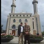KHM Cholil Nafis bersama Tom Abdullah, warga Belanda yang sudah bersyahadat. Ia berpose di depan masjid Assalam Rotterdam Belanda. Foto: dokumentasi bangsaonline.com