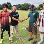 Penyerahan donasi dari Milan Legend Tuban kepada Tim PMJ FC Rembang.