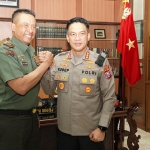 Danrem 084/BJ, Brigjen TNI Terry Tresna Purnama, saat menerima kunjungan Kapolrestabes Surabaya, Kombes Pol Akhmad Yusep Gunawan.