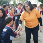 
Pj. Wali Kota Kediri, Zanariah saat menyalami anak-anak. (Ist)