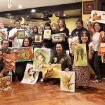 Para pelukis saat menunjukkan karyanya yang terbuat dari bumbu dapur di Surabaya Suites Hotel.