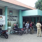 Kondisi Kantor KPU Gresik di Jalan Dr. Wahidin SH, Kebomas. foto: SYUHUD/ BANGSAONLINE