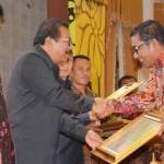 Bupati Tulungaung Syahri Mulyo SE ketika menerima piagam penghagaan dari Gubernur Jawa Timur Soekarwo.