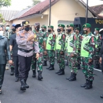 Kapolres Mojokerto Kota AKBP Rofiq Ripto Himawan mendampingi Wali Kota Mojokerto Ika Puspitasari mengecek pasukan.