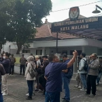 Demo yang digelar mahasiswa di KPU Kota Malang.