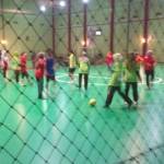 TANDING. Para kaum hawa sedang bertanding futsal. foto : suwandi/bangsaonline