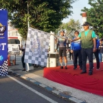 Wali Kota Pasuruan, Saifullah Yusuf, saat memberangkatkan ratusan pembalap sepeda dalam ajang Suropati Race 4 2023.