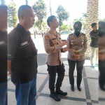 Kasatlantas Polres Batu, AKP Lya Ambarwati, bersama Kapolres Batu, AKBP Oskar Syamsuddin, dan Kabag Humas Polres Batu, Iptu Ivandi Yudistiro. 