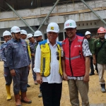 Menteri PUPR Basuki Hadimuljono saat melakukan pengecekan mega proyek Pasar Kolpajung Pamekasan.
