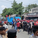 Massa dihadang oleh Kader PDIP Kabupaten Kediri saat hendak melakukan aksi di depan kantor DPC. Foto: MUJI HARJITA/ BANGSAONLINE