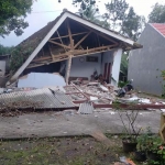 Salah satu rumah di Kecamatan Bangil yang ambruk terdampak hujan deras disertai angin kencang.