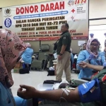 Salah satu anggota TNI yang ikut donor darah di Gedung PWI Jatim. 