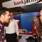 Wagub Jatim, Emil Dardak berbicara dengan R. Soeroso Dirut Bank Jatim (demisioner) saat menghadiri Capital Market Summit and Expo 2019 Festival Pasar Modal di Dyandra Convention Center Surabaya. foto: ist