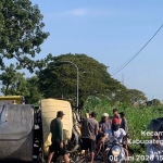 Kondisi truk yang terguling usai laka di Jl. Raya Karangbinangun-Deket Lamongan