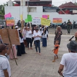 Demo di depan PT Cargil Pandaan, Kabupaten Passuruan.