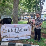 Manager Community Development PT BKMS, Yudi Darjanto (kanan), saat menyerahkan hewan kurban ke Pemkab Gresik. Foto: Ist
