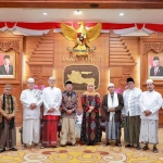 Gubernur Khofifah bersama Badan Silaturahmi Ulama Madura saat foto bersama.