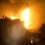 MEMBARA-Kobaran api yang membakar bangunan pabrik furniture di Desa Wedi Kecamatan Gedangan Sidoarjo, Kamis (15/5/2014) petang tadi. foto istimewa