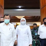 Ketua PMI Pusat Jusuf Kalla (JK) disambut Gubernur Jawa Timur Khofifah Indar Parawansa. foto: ist/ bangsaonline.com