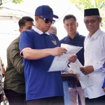 Menteri ATR/BPN saat menyerahkan sertifikat kepada warga di Kampung Nelayan, Komplek Bermis RW 11, Kecamatan Penjaringan, Jakarta Utara.