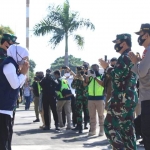 Gubernur Jawa Timur Khofifah Indar Parawansa saat menyambut rombongan Panglima TNI Marsekal Hadi Tjahjanto dan Kapolri Jenderal Pol. Idham Azis di Bandar Udara Juanda Sidoarjo pada Jum