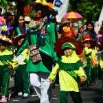 MERIAH. Suasana karnaval Agustusan oleh siswa TK-SD di Lamongan. foto : aries sugiarto/bangsaonline