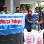 Penyerahkan bantuan Kolega (Kolam Lele Keluarga). (foto: Kominfo)