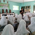 Ketua PWI Kabupaten Tuban, Suwandi, saat memaparkan materi di hadapan siswa dan siswi MAN 2 Tuban.