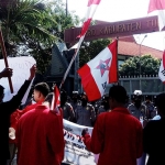 Suasana demo GMNI Tuban di depan kantor dewan setempat, Kamis (1/8/2022).