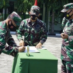 Dandim Ngawi menyaksikan pelaksanaan penyerahan tugas dan wewenang danramil.