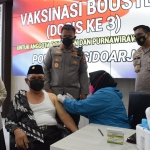 Kapolresta Sidoarjo, Kombes Pol Kusumo Wahyu Bintoro, saat meninjau giat vaksinasi booster untuk Purnawirawan Polri di Gedung Satlantas Polresta Sidoarjo.