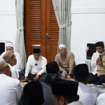 Istighosah yang dipimpin Kiai Asep.