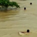 Cuplikan video yang beredar di medsos saat sejumlah pemuda meloncat ke Sungai Arosbaya.