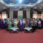 Para peserta talkshow foto bersama narasumber.