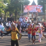 Ribuan warga Ngawi saat mengikuti senam bersama di Alun-alun. foto: ZAINAL ABIDIN/ BANGSAONLINE