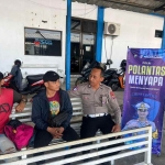 Anggota Satlantas Nganjuk menyapa masyarakat saat uji SIM.