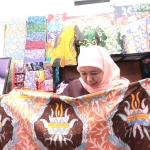 Calon Gubernur Jawa Timur nomor urut 2, Khofifah Indar Parawansa, saat melihat batik khas Sidoarjo.