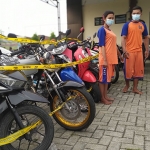 Para pelaku perampasan motor saat digelandang di Mapolres Jombang.