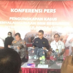 Konferensi pers pengungkapan penyalah gunaan BBM Bersubsidi.