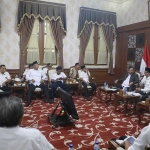 bahas-kelangkaan-pupuk-subsidi-pj-bupati-pamekasan-undang-distributor-dan-stakeholder