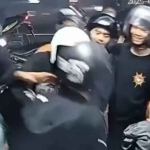 Tangkapan layar rekaman CCTV saat sekelompok orang melakukan penganiayaan terhadap dua pemuda saat isi bensin di sebuah warung di Kelurahan Munggut, Kecamatan Wungu, Kabupaten Madiun. 