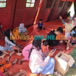 Warga Desa Tasikharjo, Kecamatan Jenu, Tuban yang diungsikan akibat kebocoran FT Pertamina Tuban. Foto: SUWANDI/ BANGSAONLINE.com