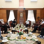 Gubernur Jatim Khofifah Indar Parawansa saat menerima audiensi para pengurus AMSI Jatim di Kantor Gubernur, Jalan Pahlawan, Surabaya, Rabu (24/2/2021).